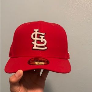 2 MLB fitted caps